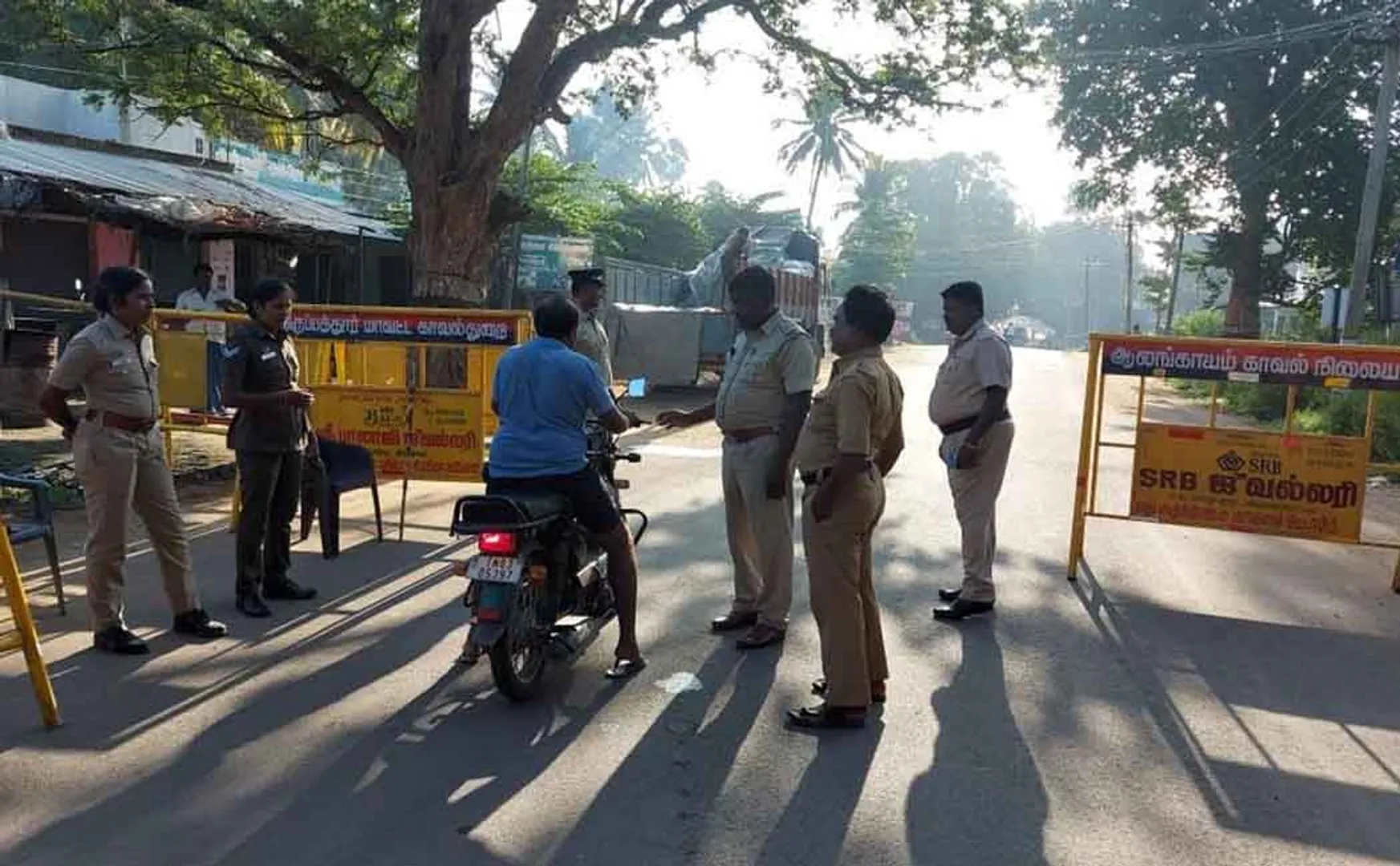Alangayam DMK chairman post campaign! Police block roads!